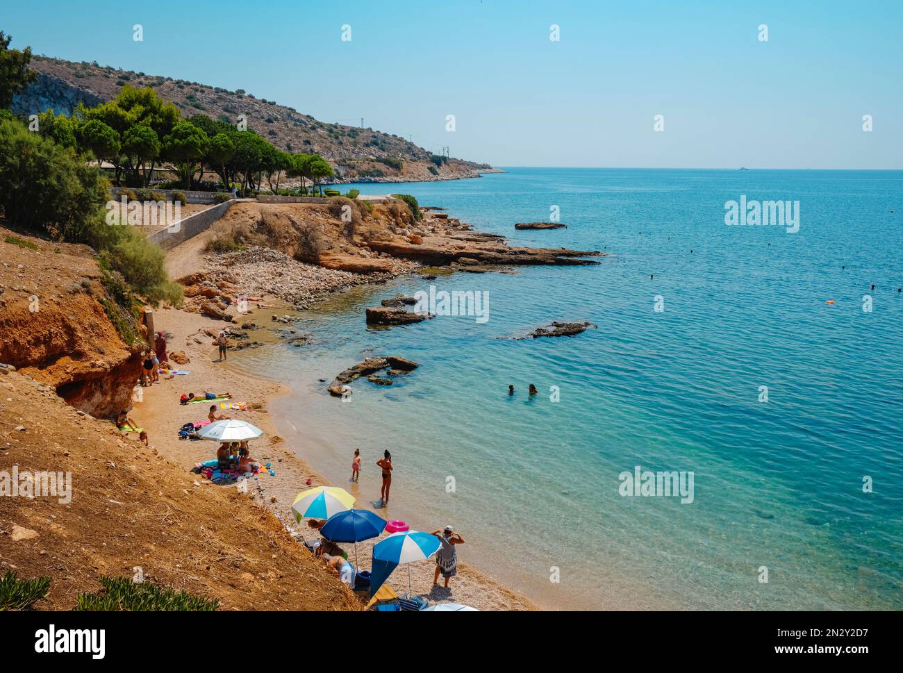 Vouliagmeni, Griechenland - 1. September 2022: Die Menschen genießen das gute Wetter in einer Höhle in Vouliagmeni, Griechenland, an einem Sommertag Stockfoto