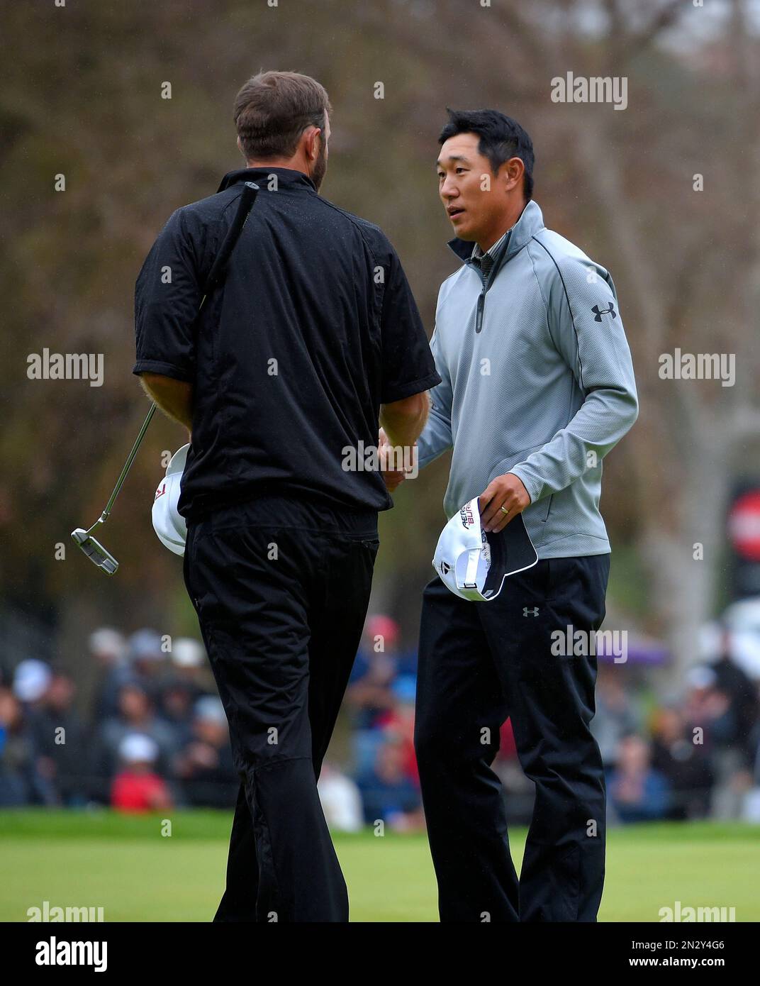 James Hahn, right, shakes hands with Dustin Johnson after winning the Northern Trust Open golf tournament on the third playoff hole at Riviera Country Club, Sunday, Feb. 22, 2015, in Los Angeles. (AP Photo/Mark J. Terrill) Stockfoto