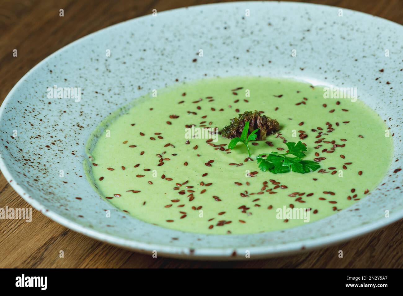 Gerichte vom Küchenchef des Restaurants. Ein Gericht auf einem Tisch in ...