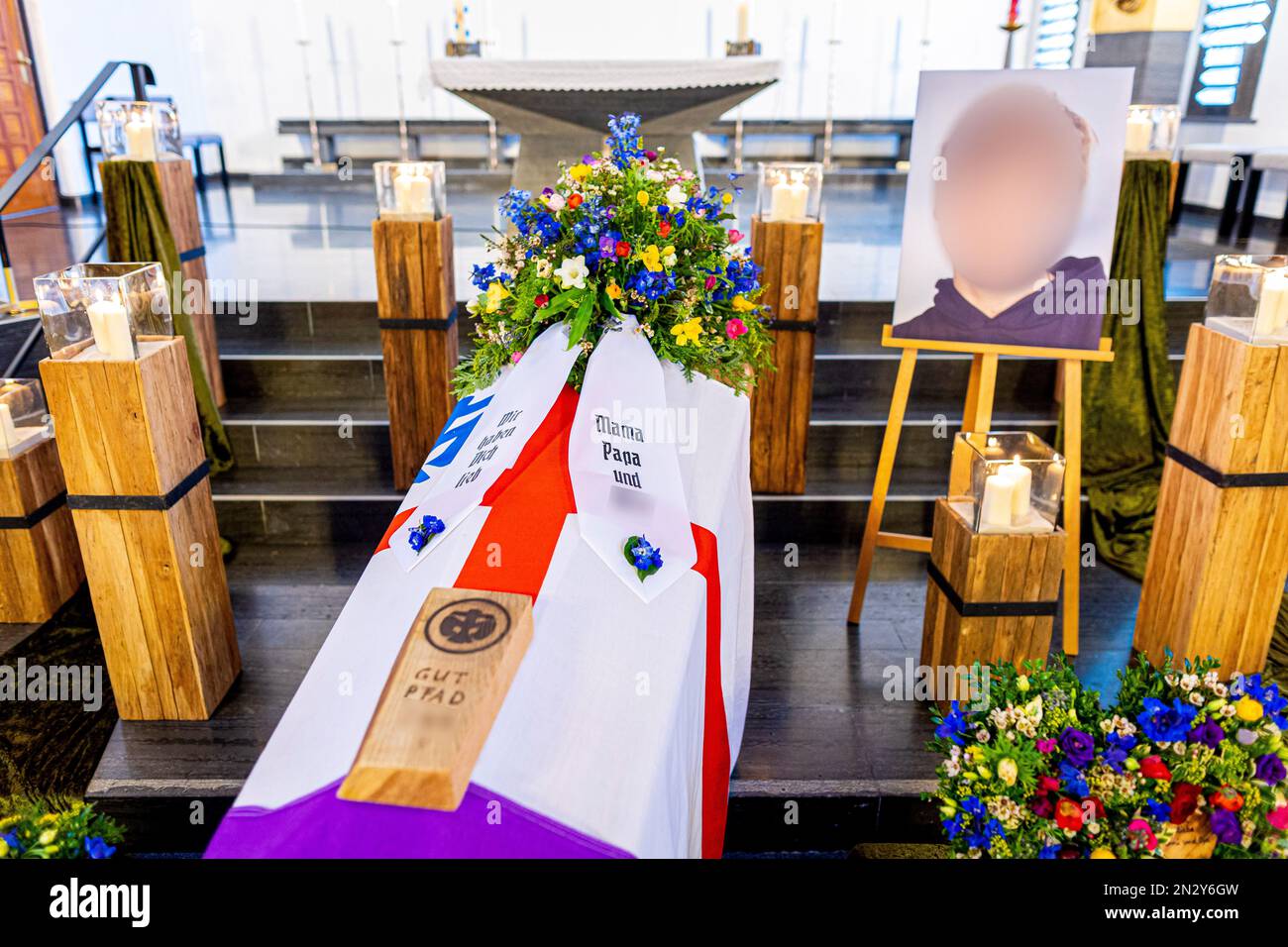 Wunstorf, Deutschland. 07. Februar 2023. Ein Sarg steht in der Kirche St. Boniface. Hier findet Wunstorf, Deutschland. 07. Februar 2023. Ein Sarg steht in der Kirche St. Boniface. Hier findet