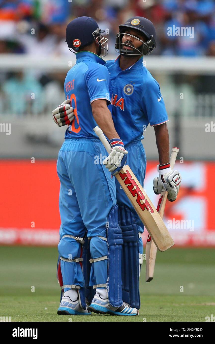 India's Shikhar Dhawan, right, celebrates his fifty runs with teammate Virat Kohli during their Cricket World Cup pool B match against South Africa in Melbourne, Australia, Sunday, Feb. 22, 2015. (AP Photo/Rick Rycroft) Stockfoto
