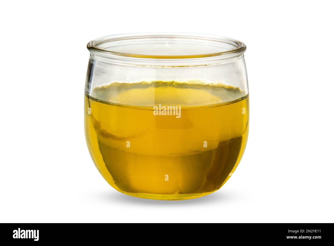 Extra natives Olivenöl in einem Glasbecher, isoliert auf weiß, mit Schnittpfad im Preis inbegriffen Stockfoto
