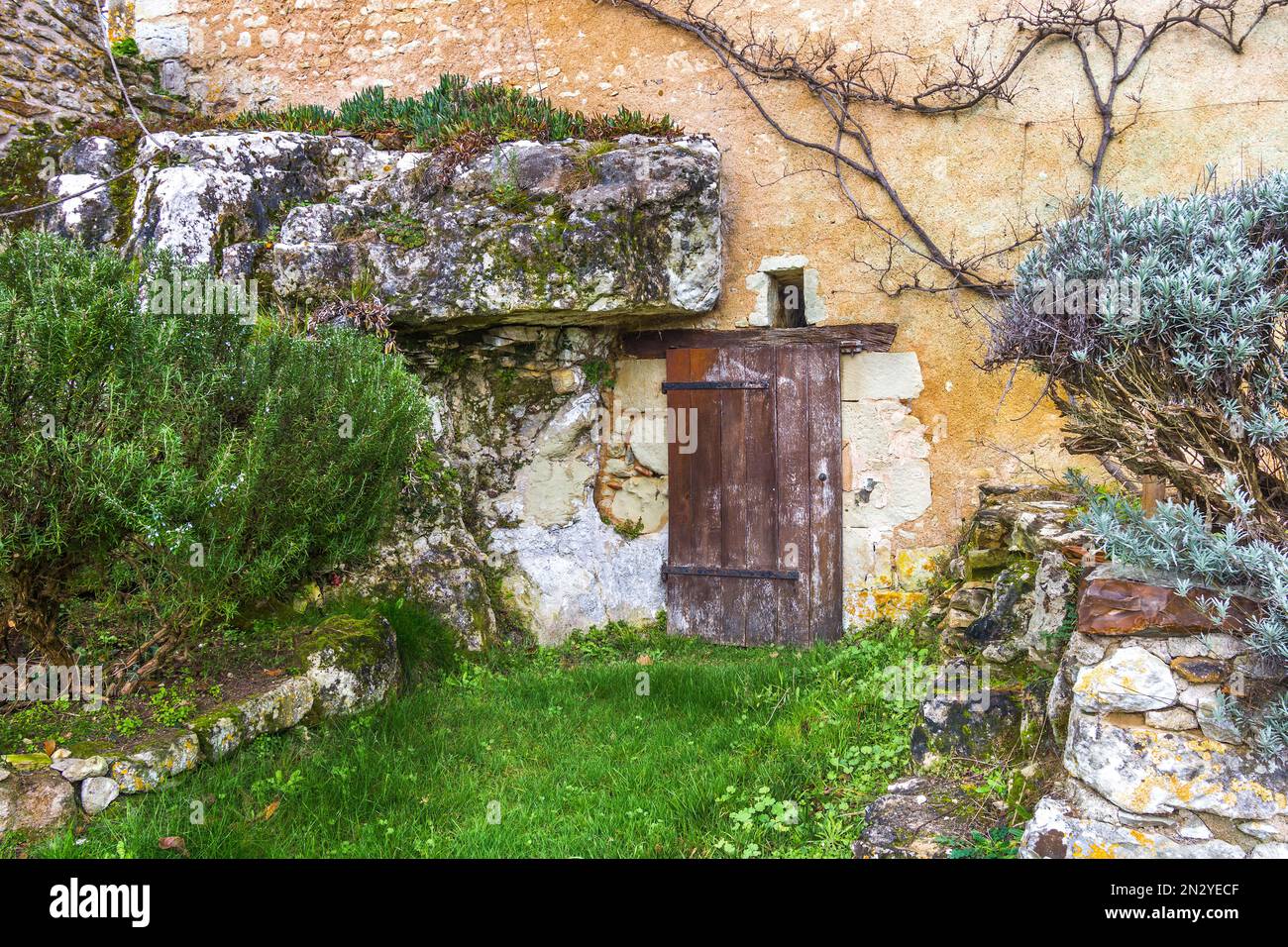 Eingang zum Keller im Erdgeschoss im Landhaus - Frankreich. Stockfoto