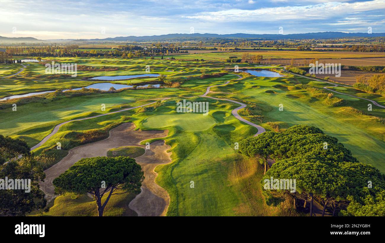 Blick auf einen großen, grasbewachsenen Golfplatz in der Morgensonne. Katalonien, Spanien Stockfoto