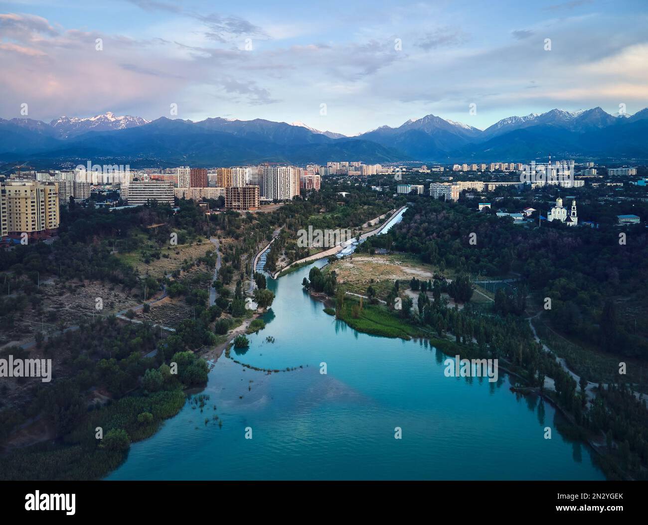 Drohnenaufnahme vom Panorama-Fluss und Bergsee Sairan in der Stadt Almaty in Kasachstan bei Sonnenuntergang am Sommerhimmel. Stockfoto