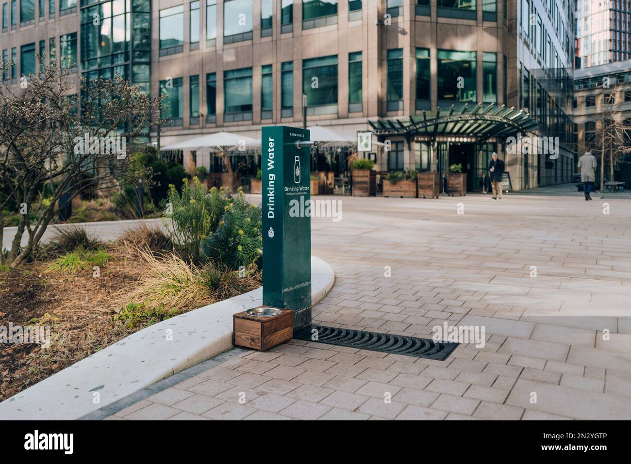 London, Großbritannien - 02. Februar 2023: Wasserauffüllstation am Broadgate Exchange Square, eine Grünfläche am Broadgate mit dem Ziel, die emotionalen und phys zu stärken Stockfoto