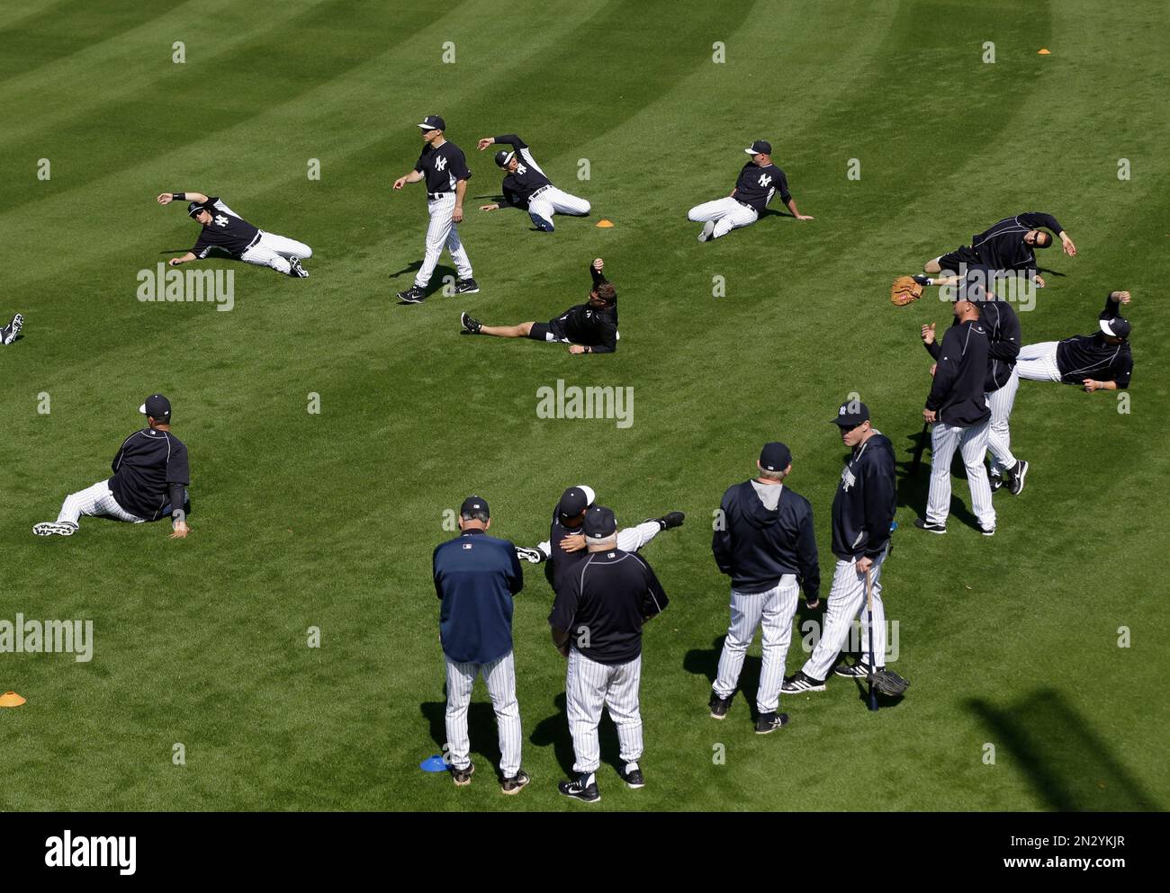 New York Yankees manager Joe Girardi, second from left, rear, walks among players as they stretch during the first day of workouts for pitchers and catchers at spring training baseball, Saturday, Feb. 21, 2015, in Tampa, Fla.( AP Photo/Lynne Sladky) Stockfoto