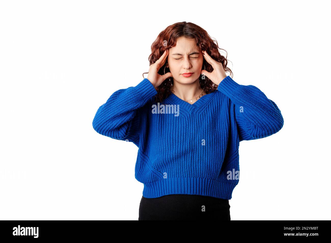 Millennials-Frau in blauem Pullover, die isoliert auf weißem Hintergrund steht und verzweifelt und gestresst an Kopfschmerzen und Migräne leidet Stockfoto