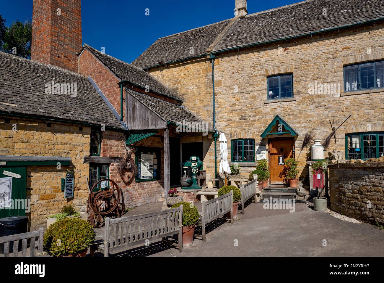 Die alte Mühle in Lower Slaughter, Cotswolds, Cheltenham, England Stockfoto