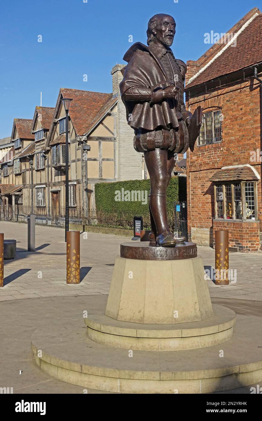 Die neue Bronzestatue des Bard William Shakespeare aus dem Jahr £100.000 wurde von dem Bildhauer James Butler geschaffen und befindet sich in der Henley Street in Stratford-upon-Avon. Stockfoto