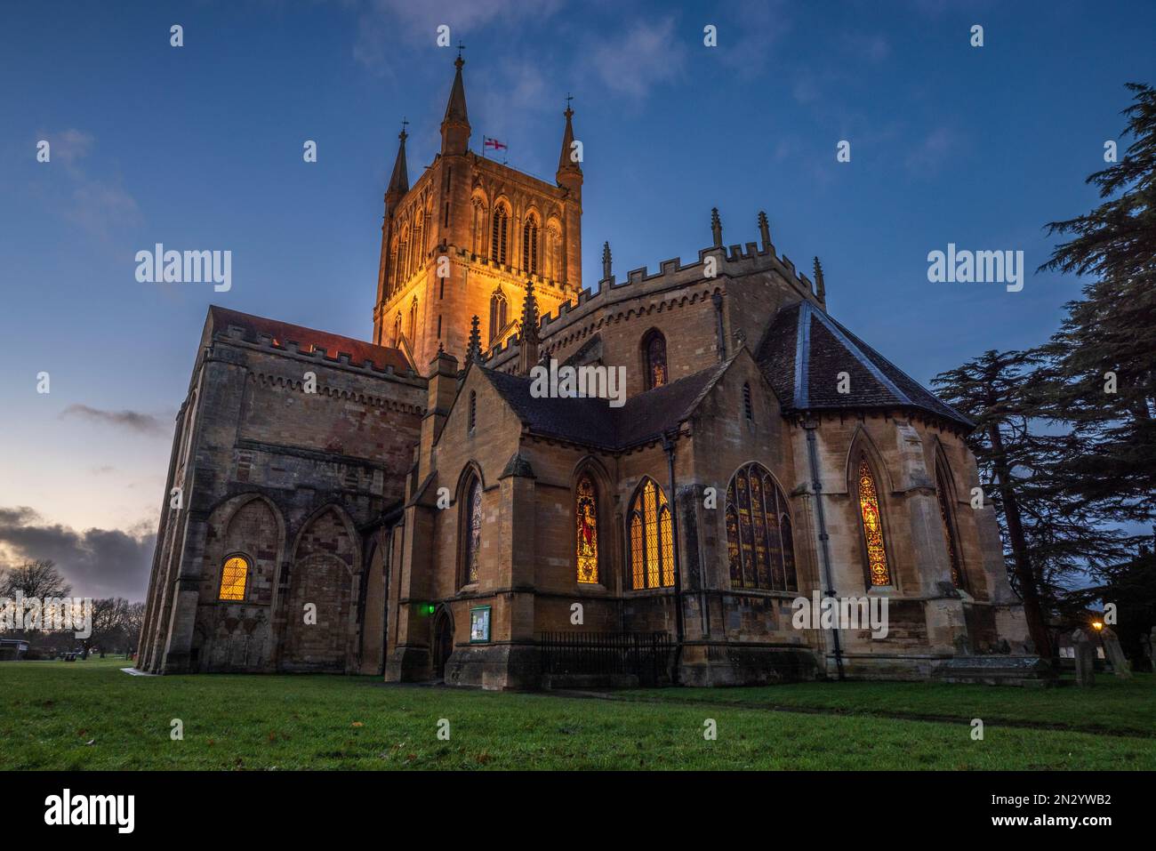 Eine beleuchtete Pershore Abbey Kirche in der Abenddämmerung im Winter, Worcestershire, England Stockfoto