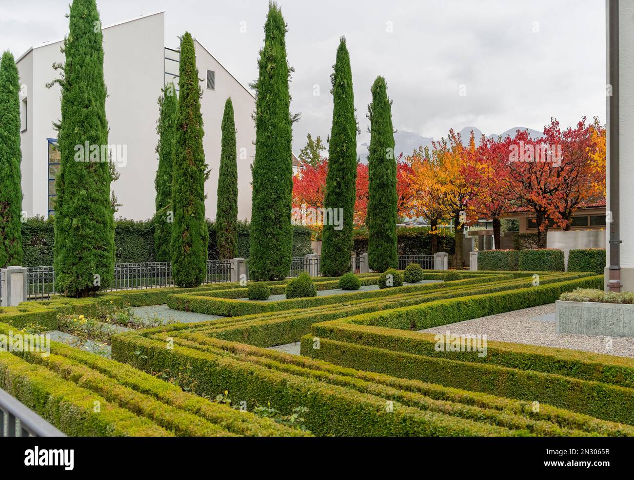 Ziergarten in Vaduz, der Hauptstadt Liechtensteins im Herbst Stockfoto