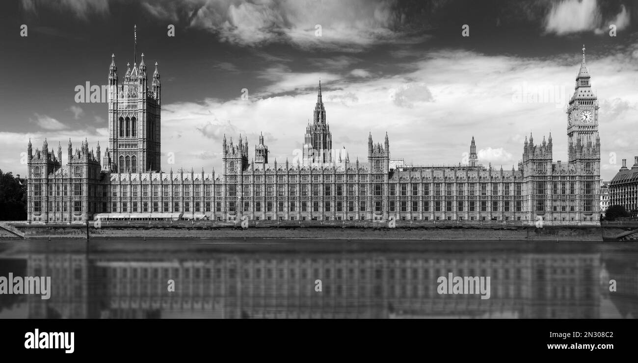 Westminster Palace, Relections in the River Thames in London, Großbritannien. Schwarzweißfotografie Stockfoto