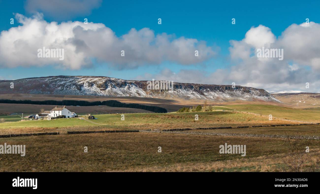 Die dramatische Cronkley-Narbe mit einem Schneegestreut nach einem kalten Schnappschuss. Anfang April ist es keineswegs zu spät für Schnee in den Pennines. Stockfoto