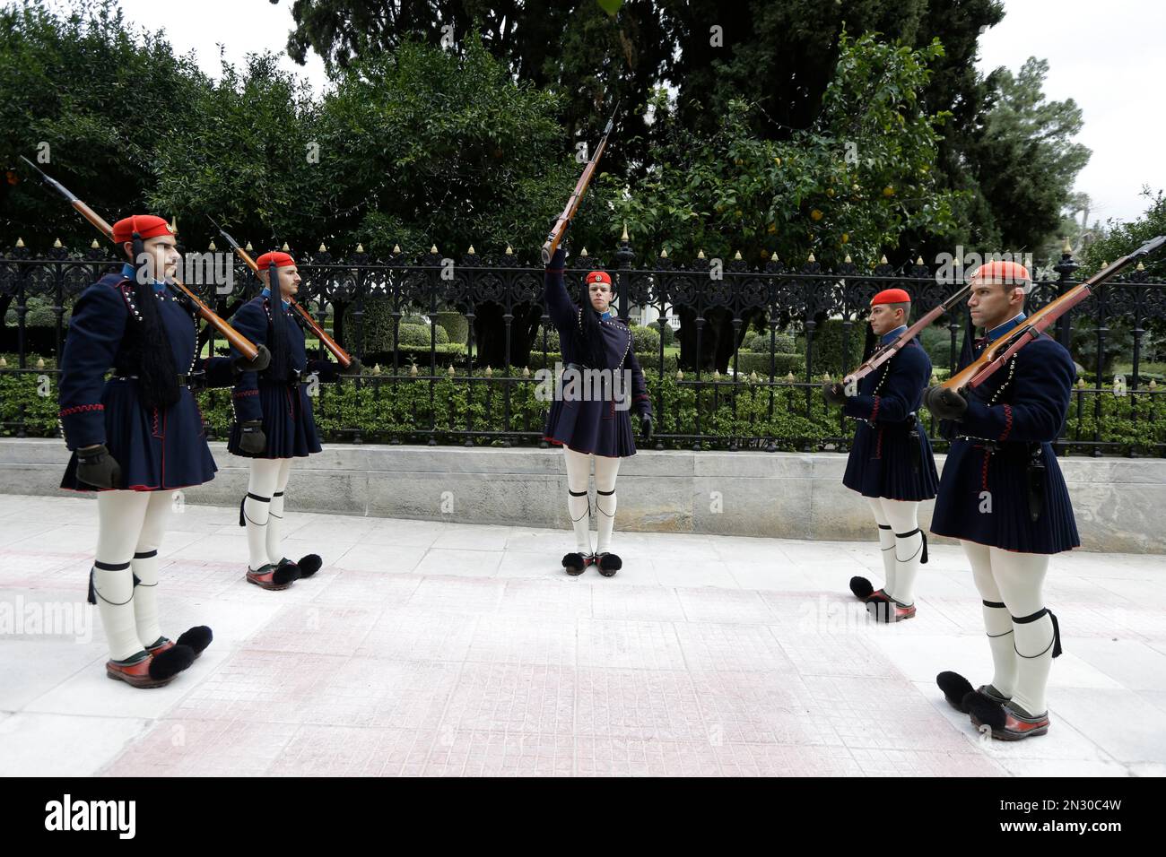 Evzones, Greek Presidential Guards, changing of the guard outside the Presidential Palace in Athens, Wednesday, Feb. 18, 2015. Greece was preparing Wednesday to present its creditors with an official proposal aimed to save bailout talks from collapse, as time is running out for a deal that would keep the country solvent and within the euro currency bloc. Germany, the main European creditor, was quick to say it was skeptical of any new proposals. (AP Photo/Thanassis Stavrakis) Stockfoto