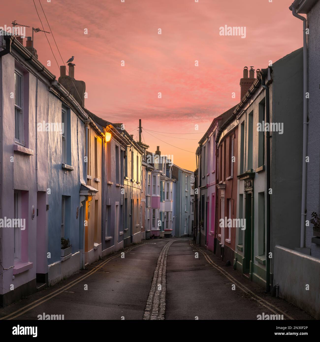 Die pastellfarbenen Farben des Morgenhimmels ergänzen die pastellfarbenen Farben der Gebäude in der Irsha Street, Appledore, North Devon. Stockfoto