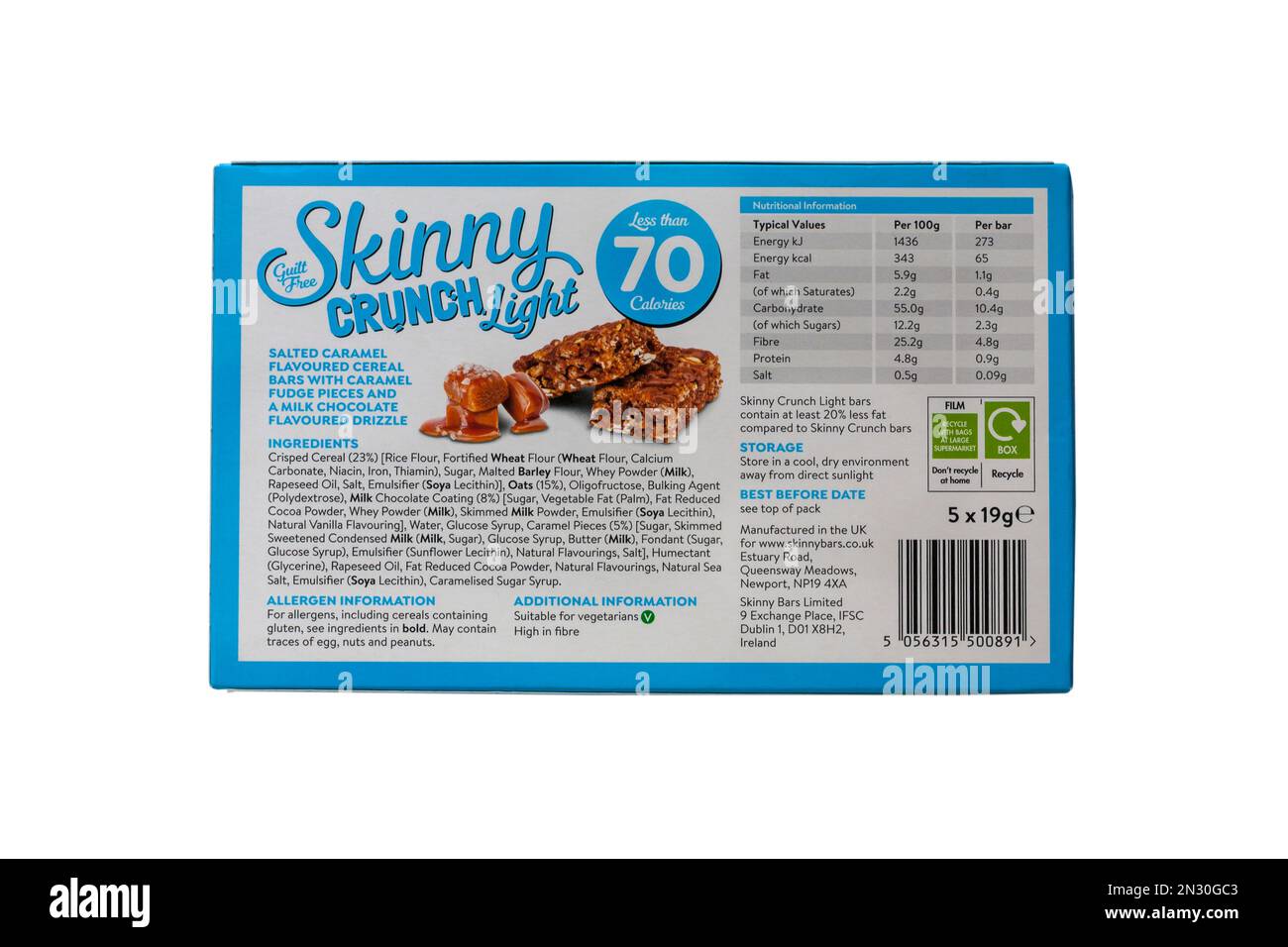 Inhaltsstoffe und Nährwertangaben auf der Schachtel mit magerem Crunch Leichte gesalzene Karamell-Snackriegel Getreidestangen isoliert auf weißem Hintergrund Stockfoto