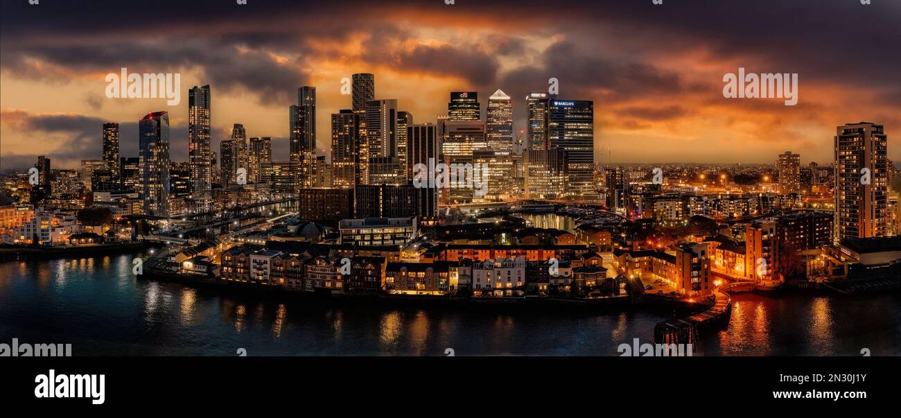 Canary Wharf und die Skyline von London in der Abenddämmerung mit untergehender Sonne und Straßenbeleuchtung mit Blick auf das Finanz- und Geschäftsviertel. Bankwesen in England Stockfoto