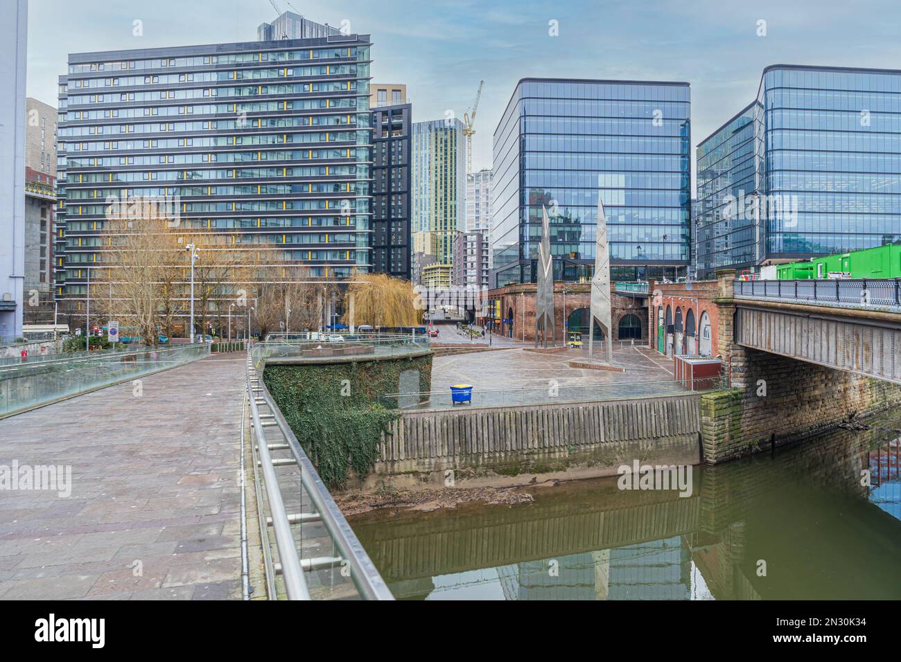 Apartments und Büros mit Blick auf die Victoria Bridge in Manchester Stockfoto