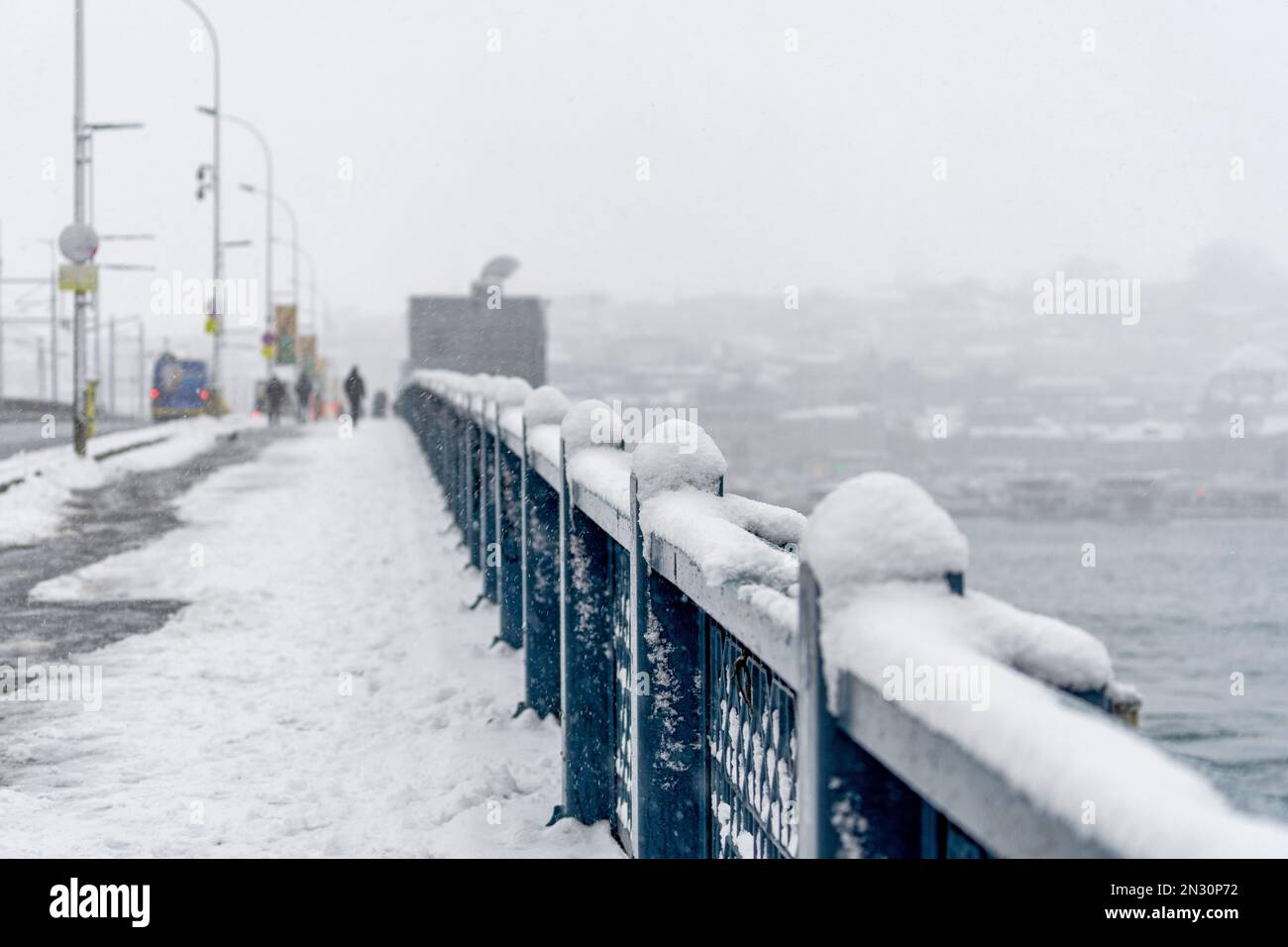 Schneebedeckte Galata-Brücke an einem Wintertag in Istanbul, Türkei. Stockfoto