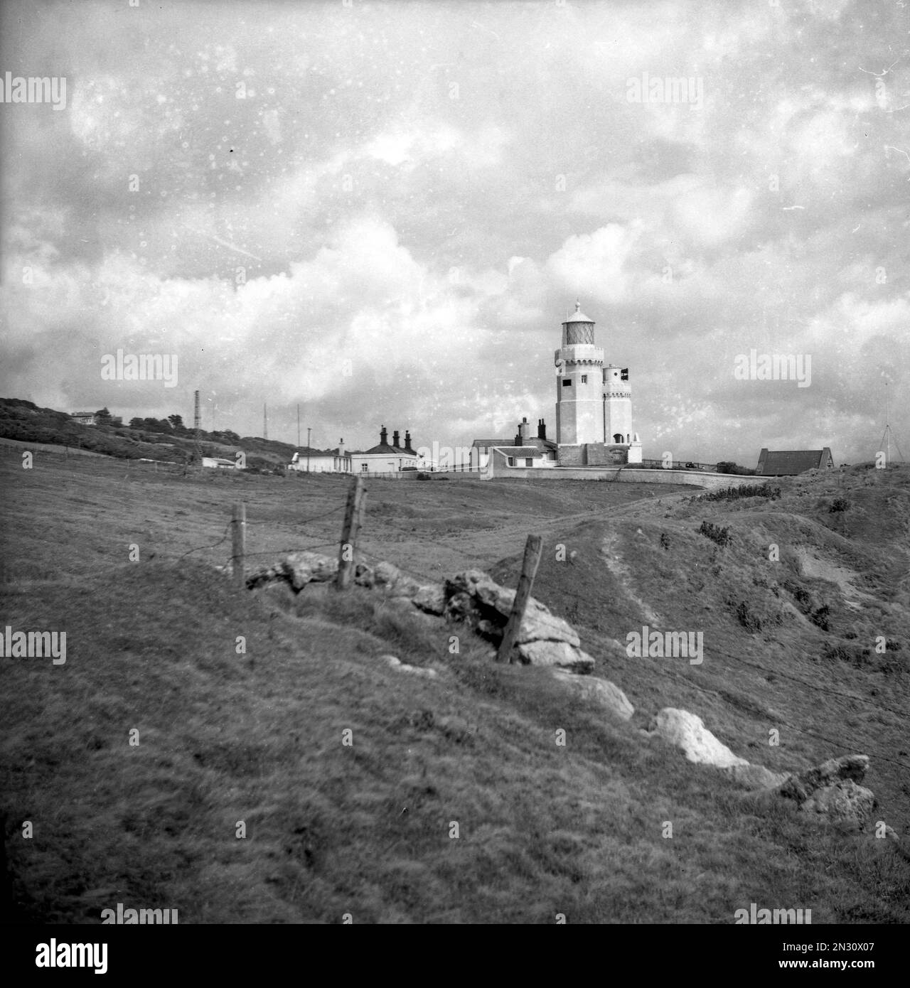 1950er, historisch, Blick auf den Leuchtturm in St. Catherine's Point, Isle of Wight, Hampshire, England, Großbritannien. Einer der ältesten Leuchtturmstandorte in Großbritannien, der erste Leuchtturm wurde 1323 erbaut, und der aktuelle Leuchtturm wurde 1838 aus Stein errichtet. Stockfoto