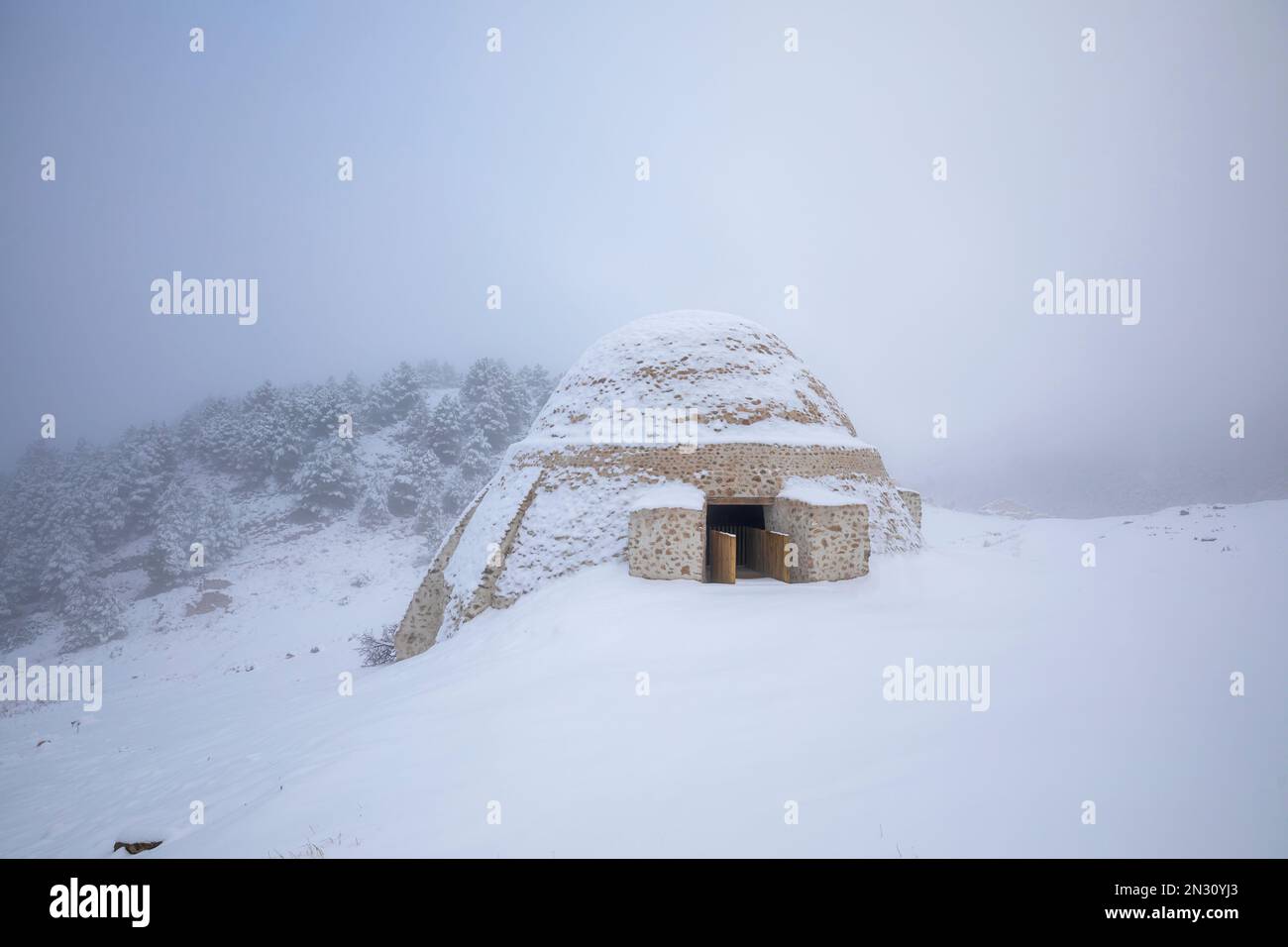 Schneegruben in Sierra Espuna, Region Murcia, Spanien, in einer verschneiten Landschaft. Es handelt sich um mittelalterliche Bauwerke aus Ziegelsteinen, die zur Lagerung von Eis verwendet wurden Stockfoto