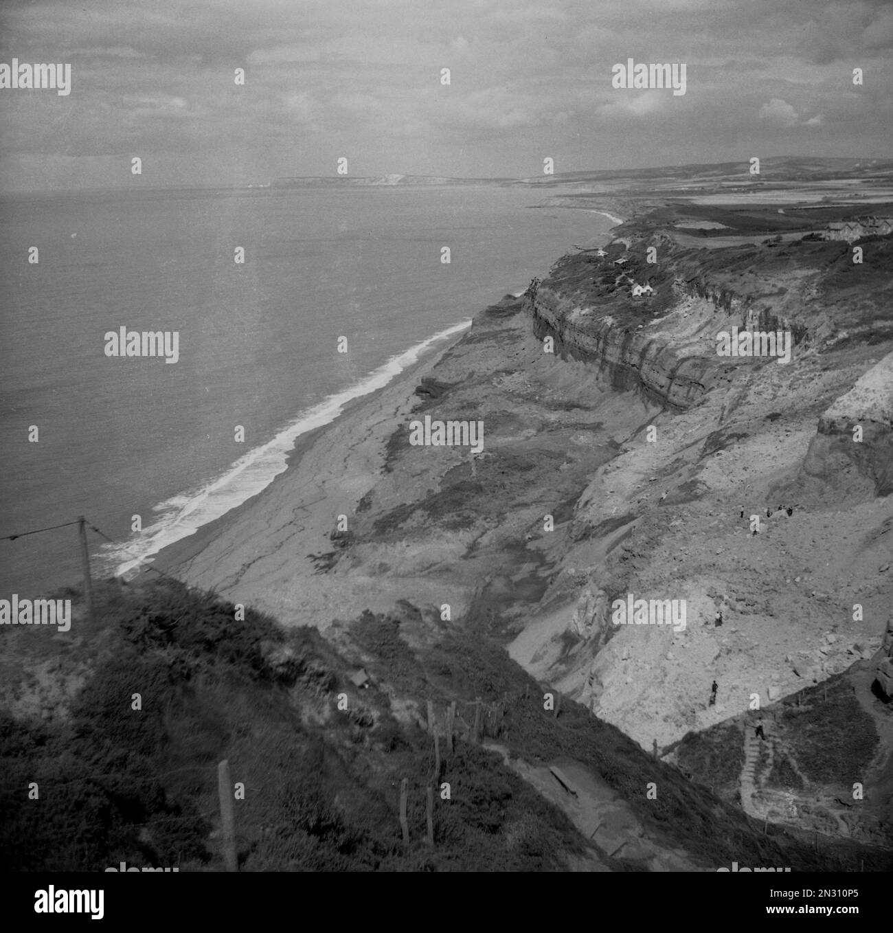 1950er, historisch, Blick von oben auf den Strand und die Küste von Blackgang Chine, Ventor, Isle of Wight, England, Großbritannien. In den letzten Jahrzehnten wurde die Küste erheblich erodiert. Stockfoto