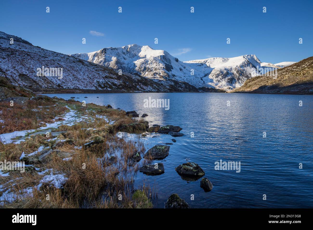 Westlich von Llyn Ogwen und den schneebedeckten Snowdonia Mountains, Gwynedd, Nordwales Stockfoto