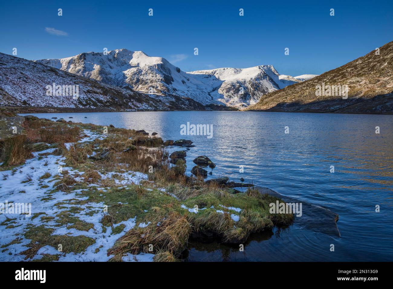 Westlich von Llyn Ogwen und den schneebedeckten Snowdonia Mountains, Gwynedd, Nordwales Stockfoto