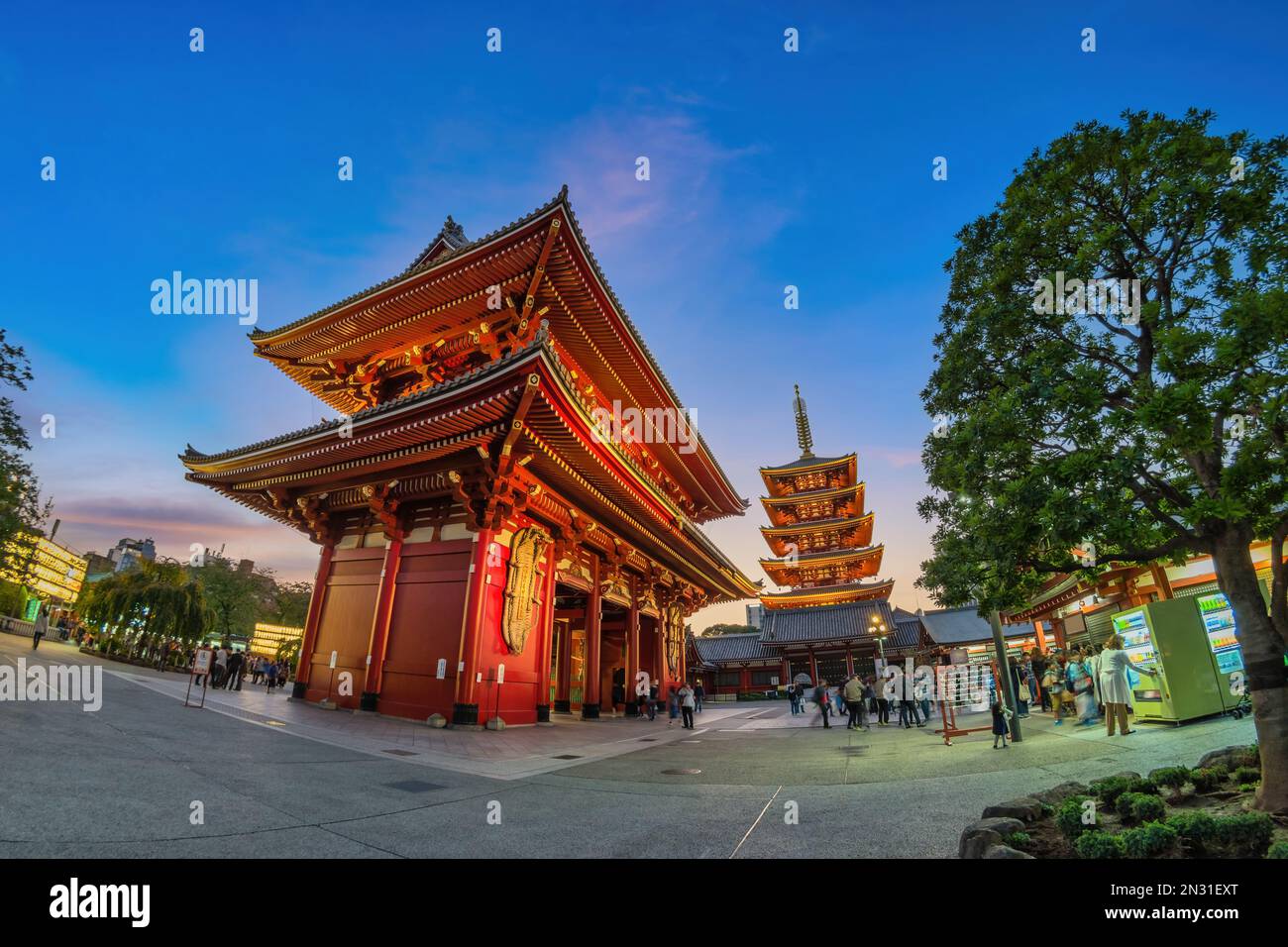 Tokio, Japan - 26. Oktober 2017 : nächtliche Skyline der Stadt und Touristenwanderungen am Asakusa-Tempel (Senso-Ji) Stockfoto