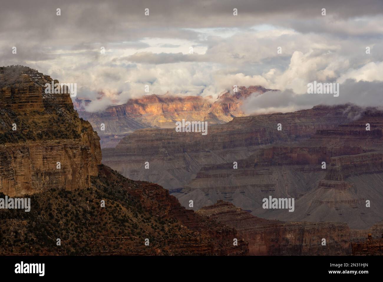 Brechen Sie in den Regenfällen Wolken in den Grand Canyon vom Südrand Stockfoto