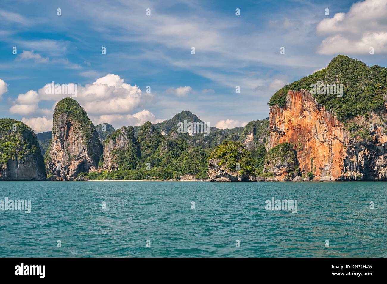 Blick auf die tropischen Inseln mit Meeresblauem Meerwasser am Railay Beach, Krabi Thailand Naturlandschaft Stockfoto