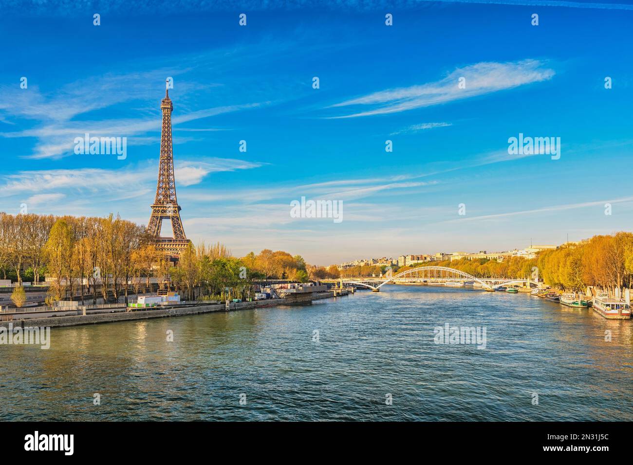 Die Skyline von Paris, Frankreich, am Eiffelturm und an der Fußgängerbrücke auf der seine Stockfoto