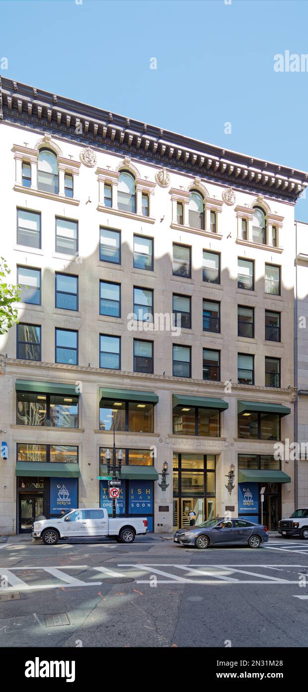 Boston Downtown: Das Cunard Building trägt seine maritime Geschichte an der Fassade, und das Restaurant Servia ist nach einem ehemaligen Cunard-Schiff benannt. Stockfoto