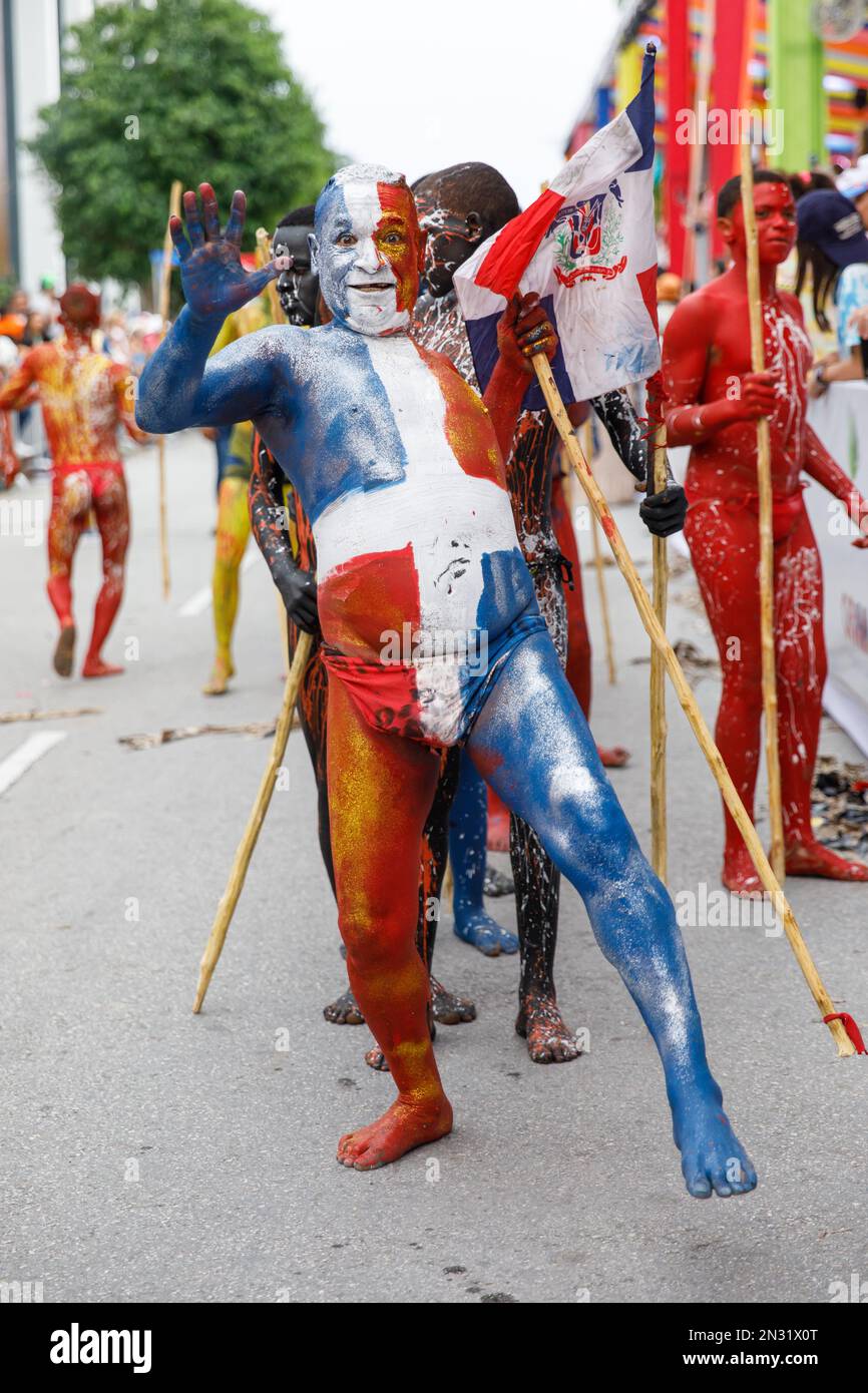 02.04.2023 Dominikanische Republik Punta Cana Jährlicher Karneval. Der Körper des Mannes ist in den Farben der Nationalflagge der Dominikanischen Republik bemalt. Stockfoto