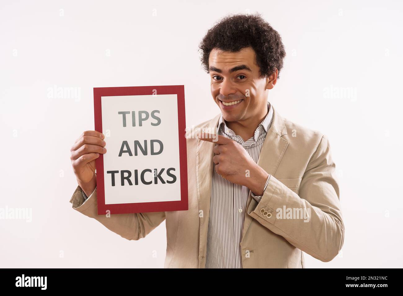 Bild eines Geschäftsmanns mit Papier und Textipps und Tricks Stockfoto