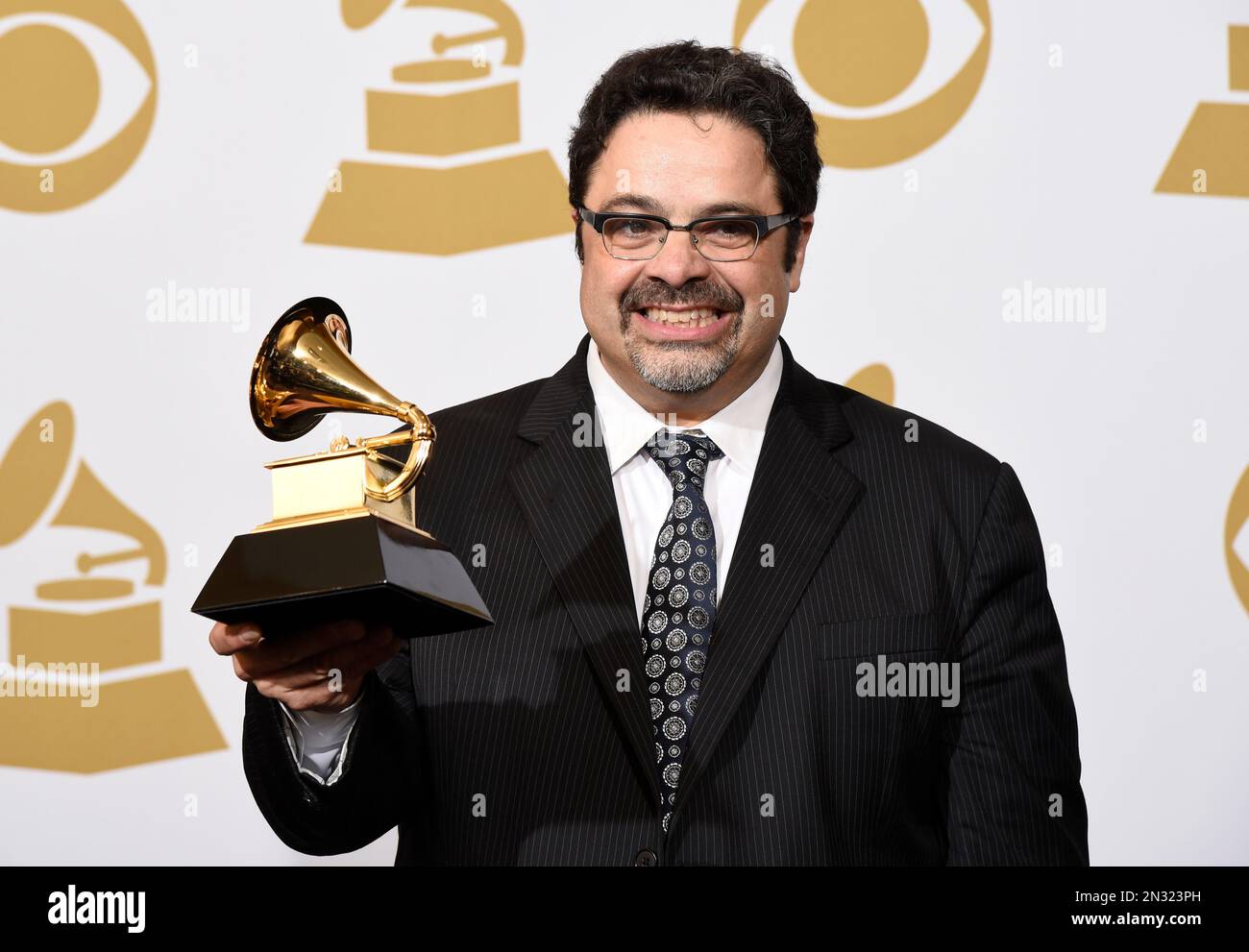 Arturo O’Farrell, of Arturo O’Farrell & The Afro Latin Jazz Orchestra, poses in the press room with the award for best latin jazz album for “The Offense of the Drum” at the 57th annual Grammy Awards at the Staples Center on Sunday, Feb. 8, 2015, in Los Angeles. (Photo by Chris Pizzello/Invision/AP) Stockfoto