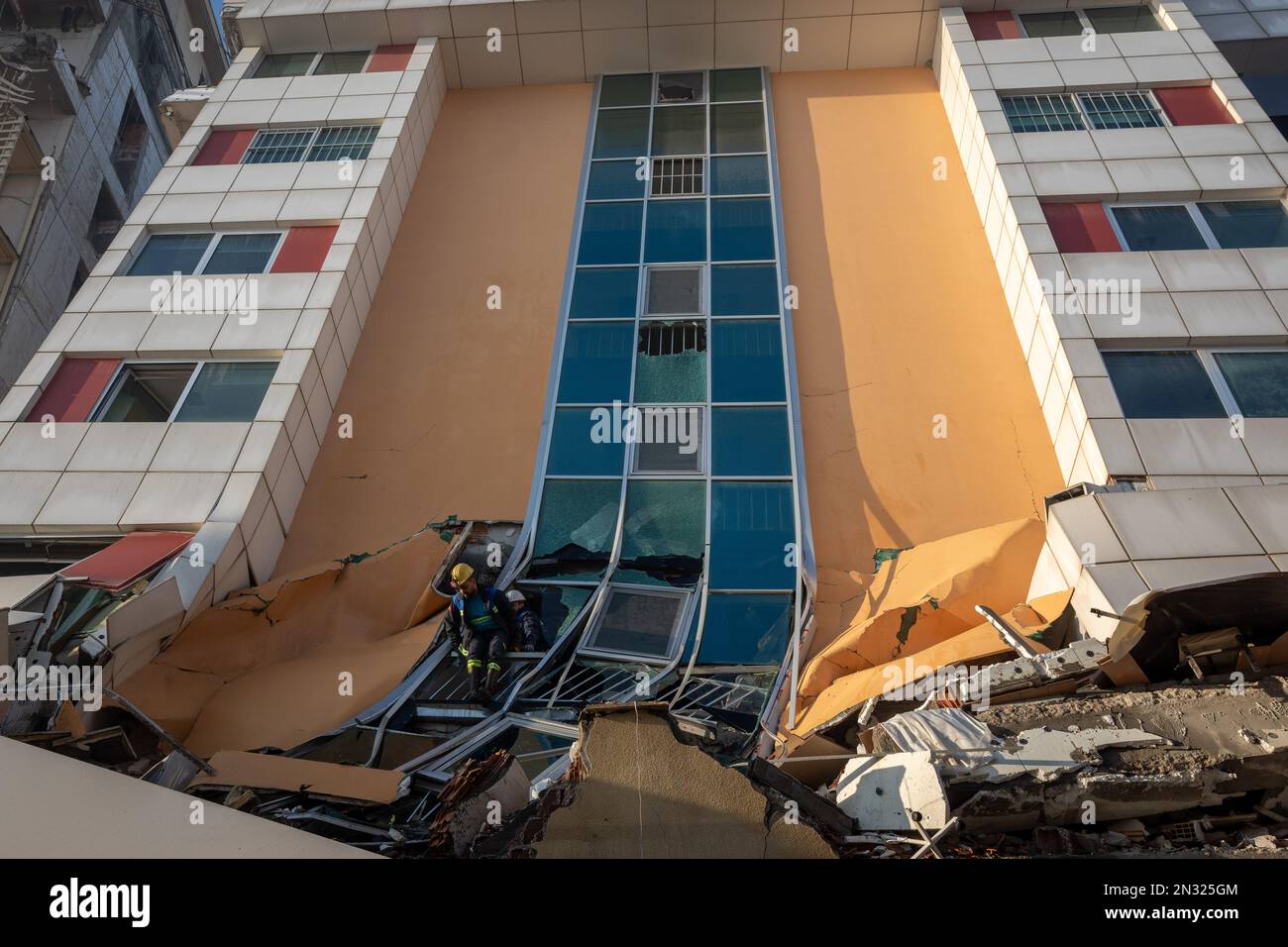 Hatay Antakya, Türkei. 7. Februar 2023. Bürger und Erdbebenopfer nach dem Erdbeben in Hatay Antakya, Türkei. Die Such- und Rettungsbemühungen in den Trümmern der zerstörten Gebäude in Hatay, einen Tag nach den Erdbeben der Ausmaße 7,7 und 7,6, deren Epizentrum sich in den Bezirken Pazarcik und Elbistan von Kahramanmaras befindet, die 10 Provinzen betreffen, werden fortgesetzt. (Kreditbild: © Tolga Ildun/ZUMA Press Wire) NUR REDAKTIONELLE VERWENDUNG! Nicht für den kommerziellen GEBRAUCH! Stockfoto