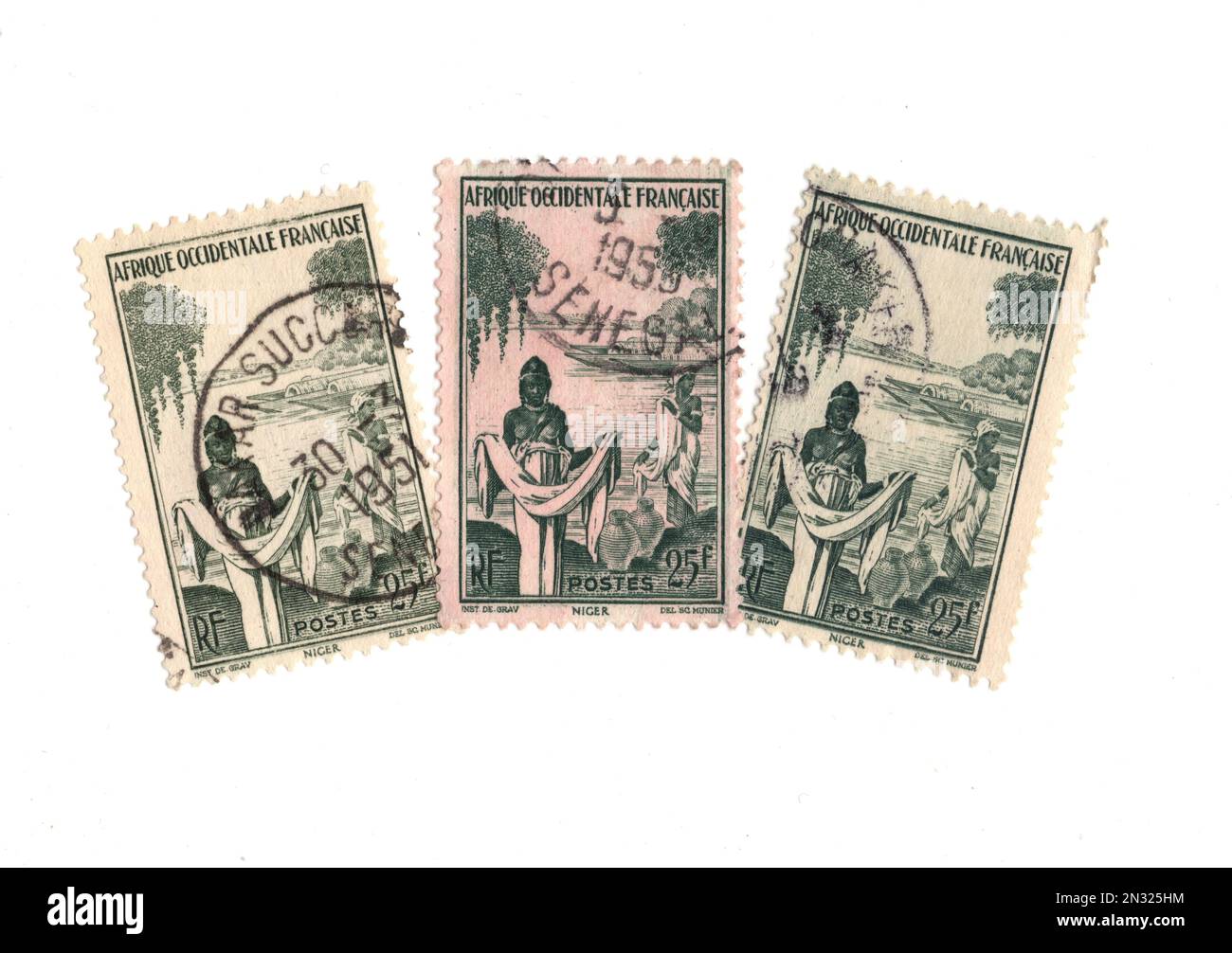 Klassische Briefmarken aus Französisch-Westafrika auf weißem Hintergrund. Stockfoto