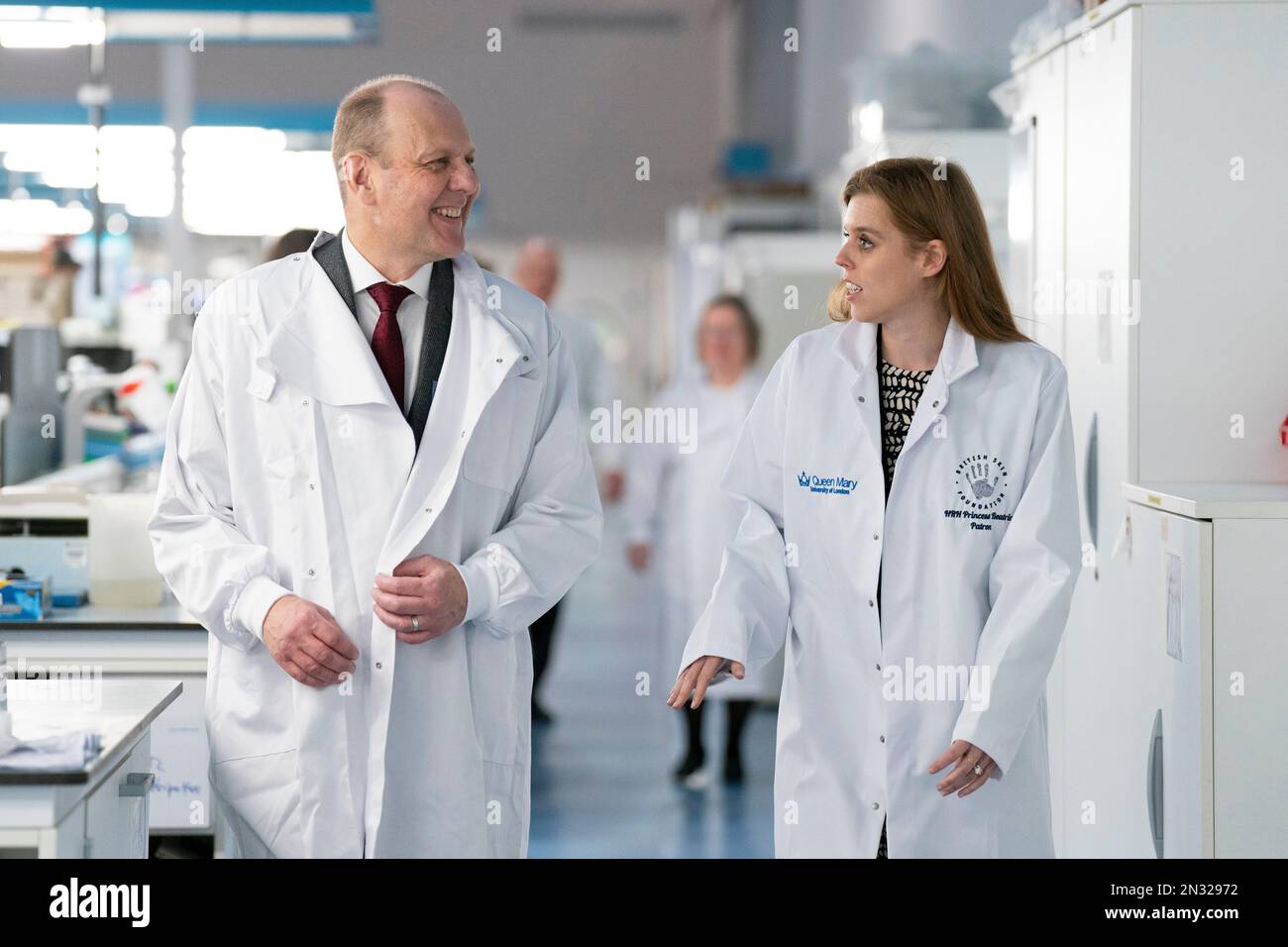 Prinzessin Beatrice mit Matthew Patey, CEO der British Skin Foundation, während eines Besuchs im Forschungslabor des Centre for Cell Biology and Cutane Research, Blizard Institure, Queen Mary University, London, Als neue Schutzpatronin der British Skin Foundation verkündet wird, verkündet sie ihre neue Schutzpatronin. Foto: Dienstag, 7. Februar 2023. Stockfoto