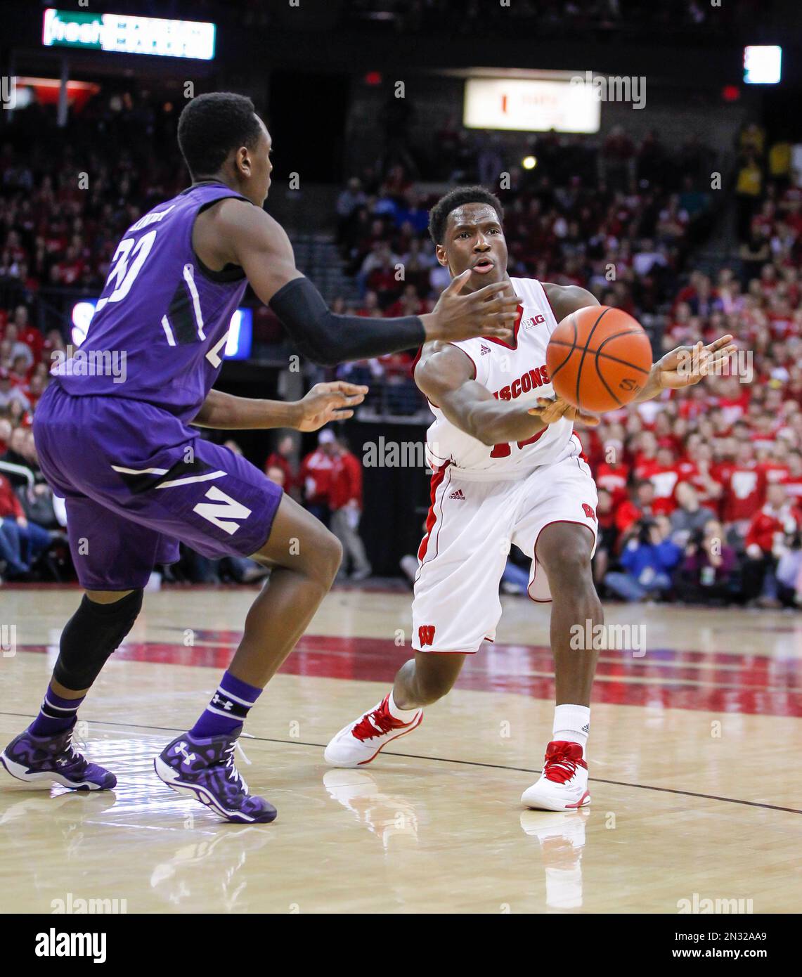 Wisconsin forward Nigel Hayes, right, against Northwestern Scottie Lindsey during the second half of an NCAA college basketball game Saturday, Feb. 7, 2015, in Madison, Wis. Wisconsin won 65-50. (AP Photo/Andy Manis) Stockfoto