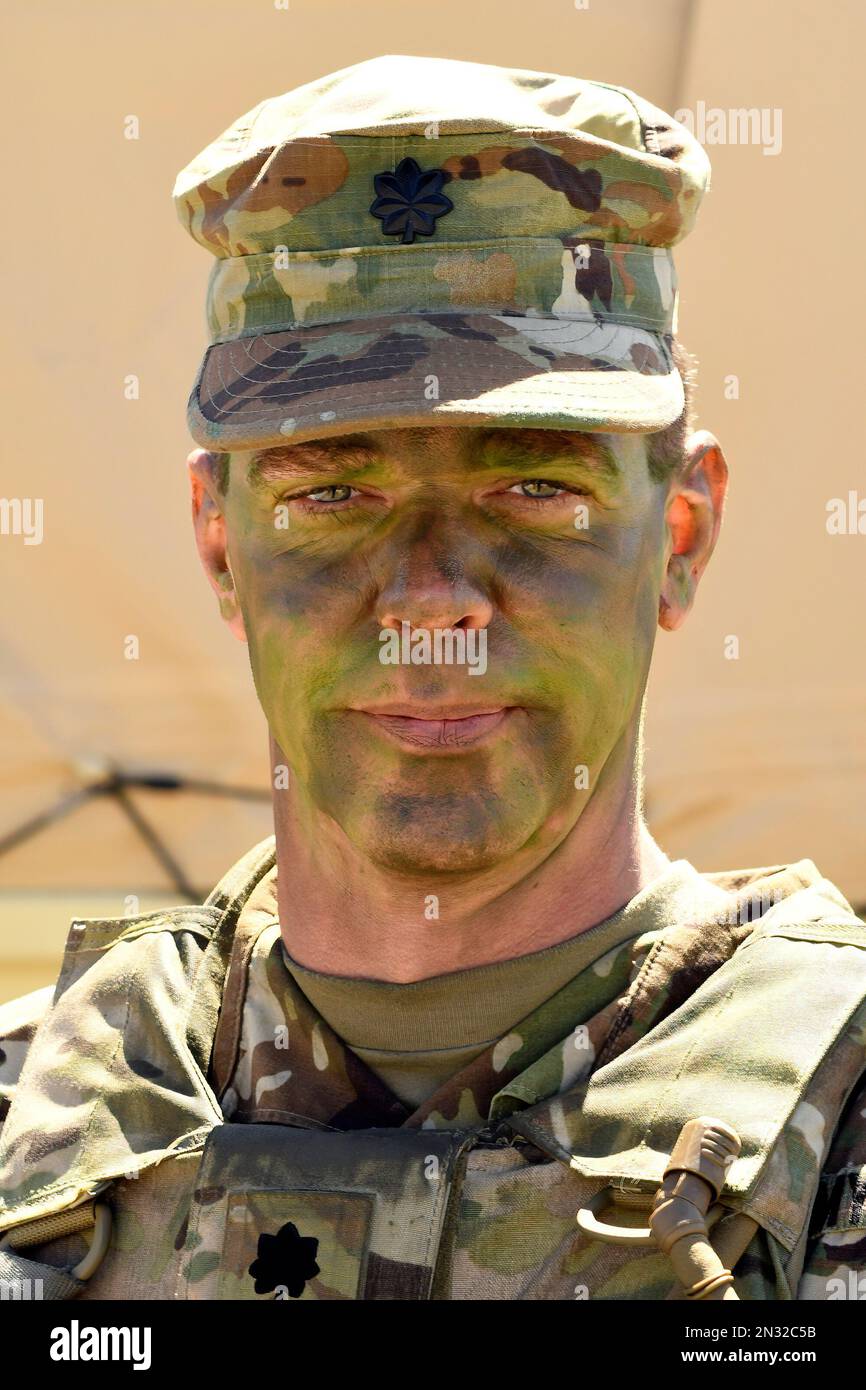 Offizier in Tarnung vom 79. Infanterie-Brigade-Kampfteam der California Army National Guard während Live-Feuerübungen. Stockfoto