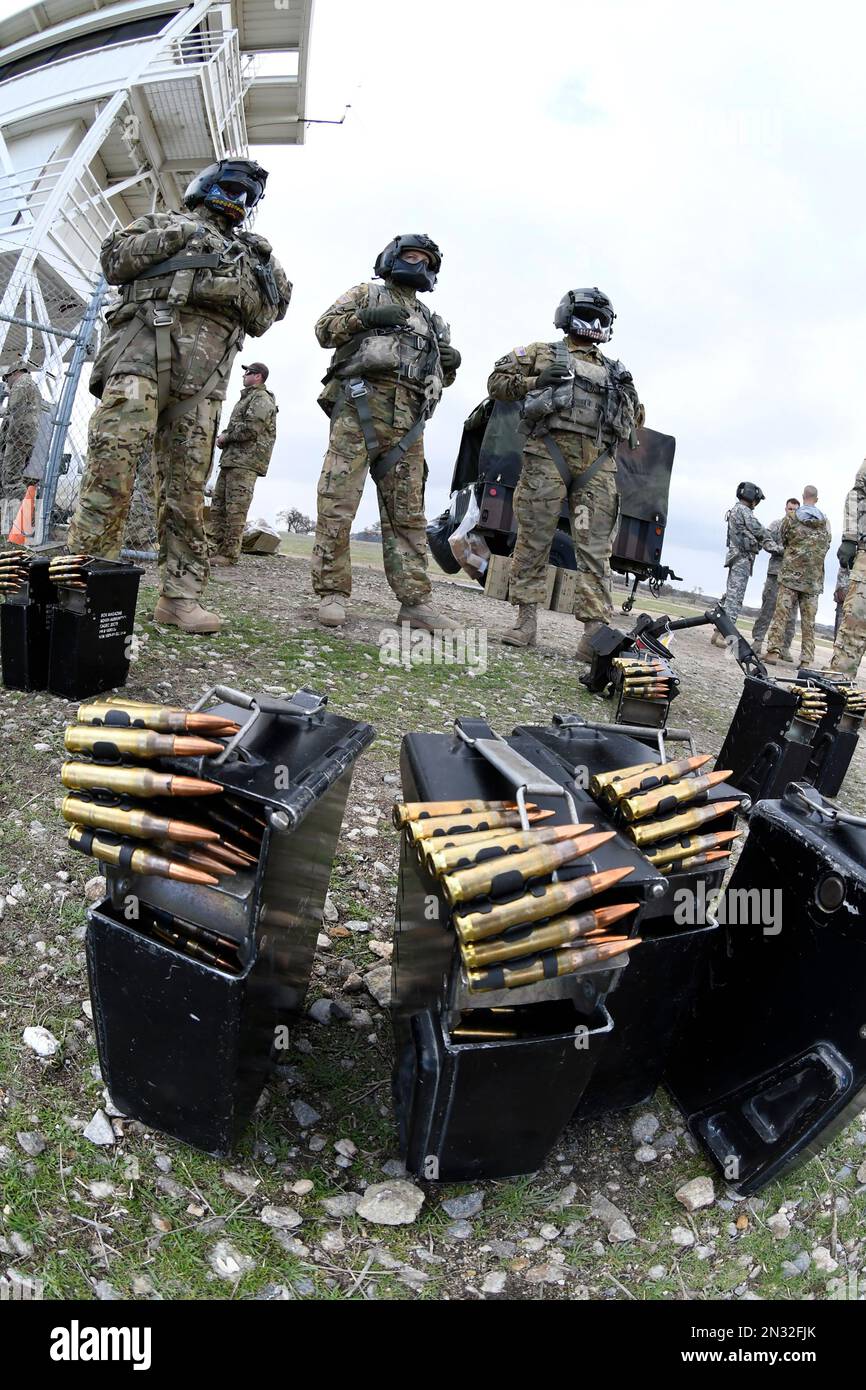 Sechs UH-60 Soldaten der Black Hawks Army Reserve feuerten während des Trainings Tausende von Schuss M240 Munition ab, Fort Hunter Liggett, Kalifornien. Stockfoto