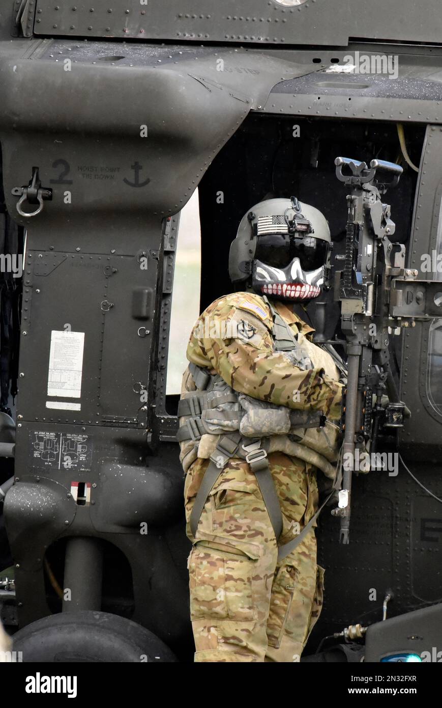 Sechs UH-60 Soldaten der Black Hawks Army Reserve feuerten während des Trainings Tausende von Schuss M240 Munition ab, Fort Hunter Liggett, Kalifornien. Stockfoto
