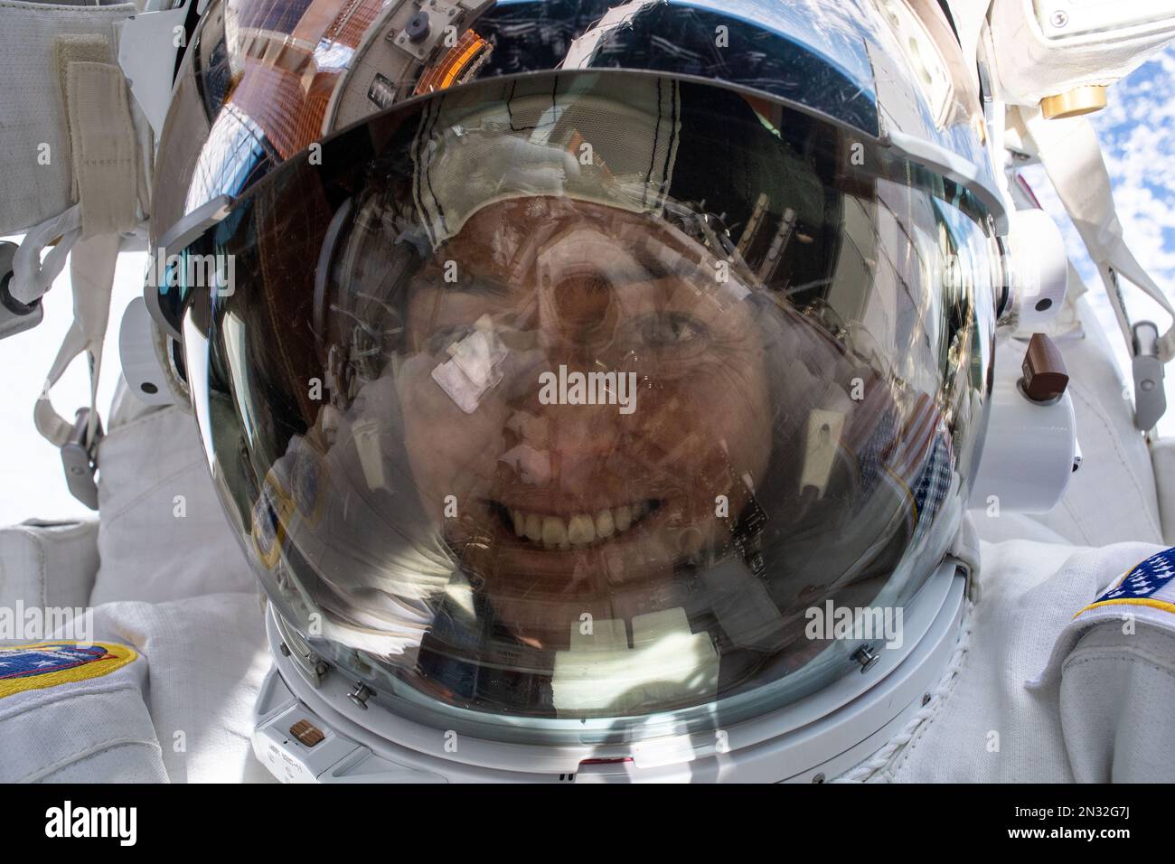 ISS - 02. Februar 2023 - NASA-Astronautin und Expedition 68 Flugingenieurin Nicole Mann richtet die Kamera auf sich selbst und macht ein „Schnellimbiss“ Stockfoto