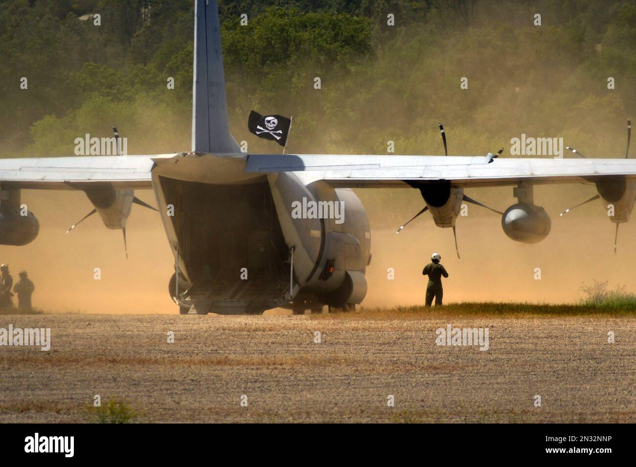 C-130 Hercules öffnet Frachtraum mit 13. Marine Expeditionary Unit Crewmen auf einer unbefestigten Landebahn während der militärischen Übung, Fort Hunter Liggett, Kalifornien. Stockfoto