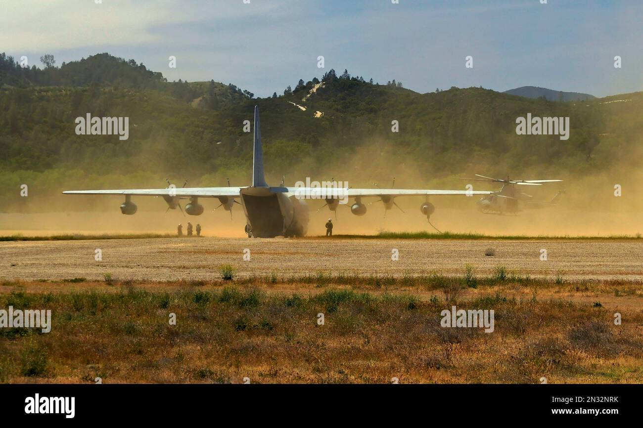 C-130 Hercules öffnet Frachtraum mit 13. Marine Expeditionary Unit Crewmen auf einer unbefestigten Landebahn während der militärischen Übung, Fort Hunter Liggett, Kalifornien. Stockfoto