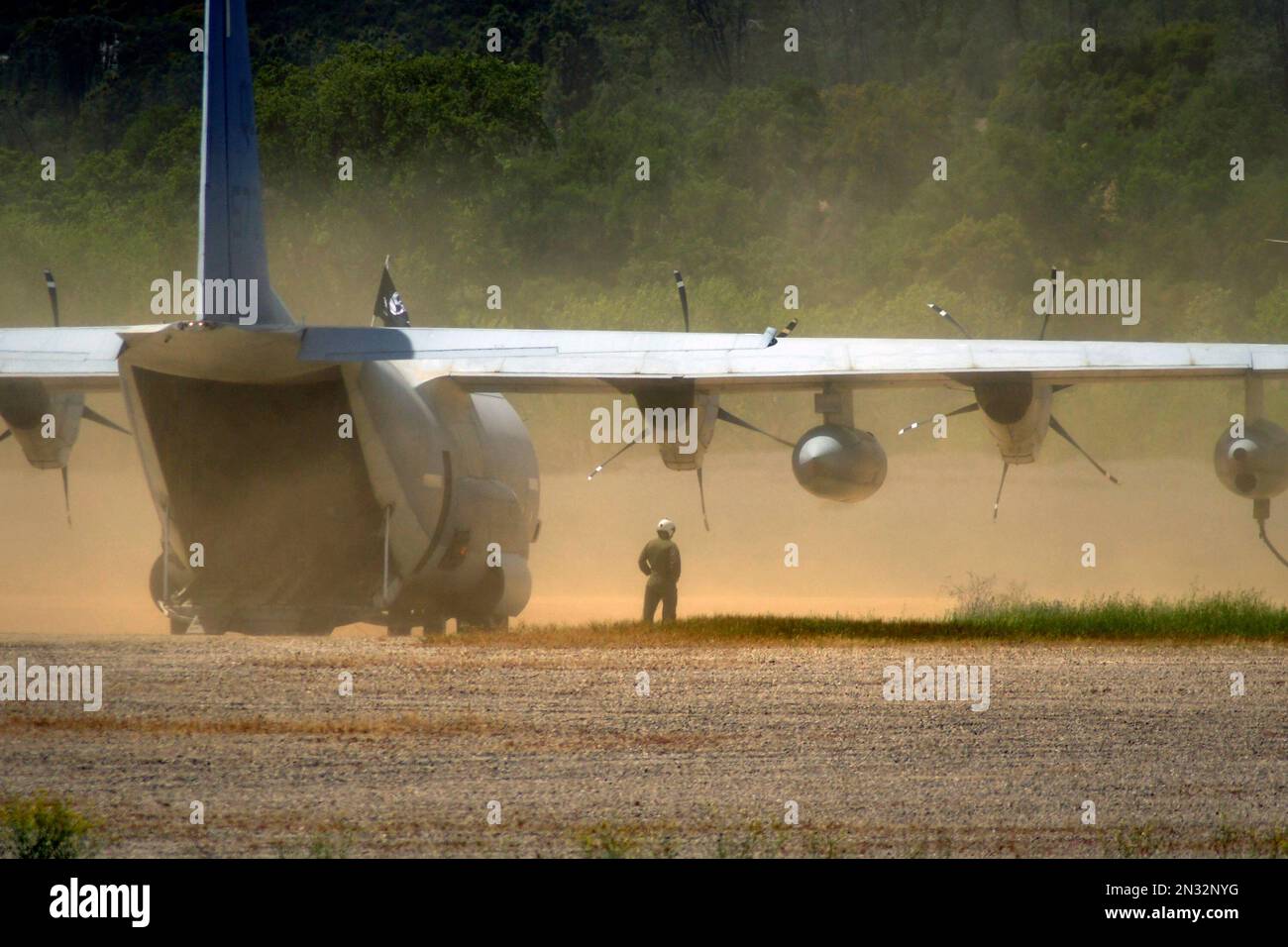 C-130 Hercules öffnet Frachtraum mit 13. Marine Expeditionary Unit Crewmen auf einer unbefestigten Landebahn während der militärischen Übung, Fort Hunter Liggett, Kalifornien. Stockfoto