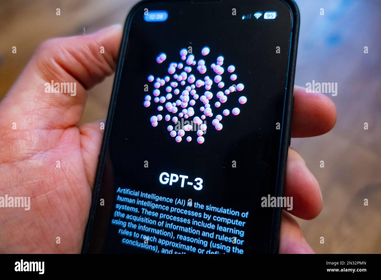 Das GPT-3-Logo des künstlichen Intelligenz-Systems wird auf dem Bildschirm des Mobiltelefons angezeigt Stockfoto