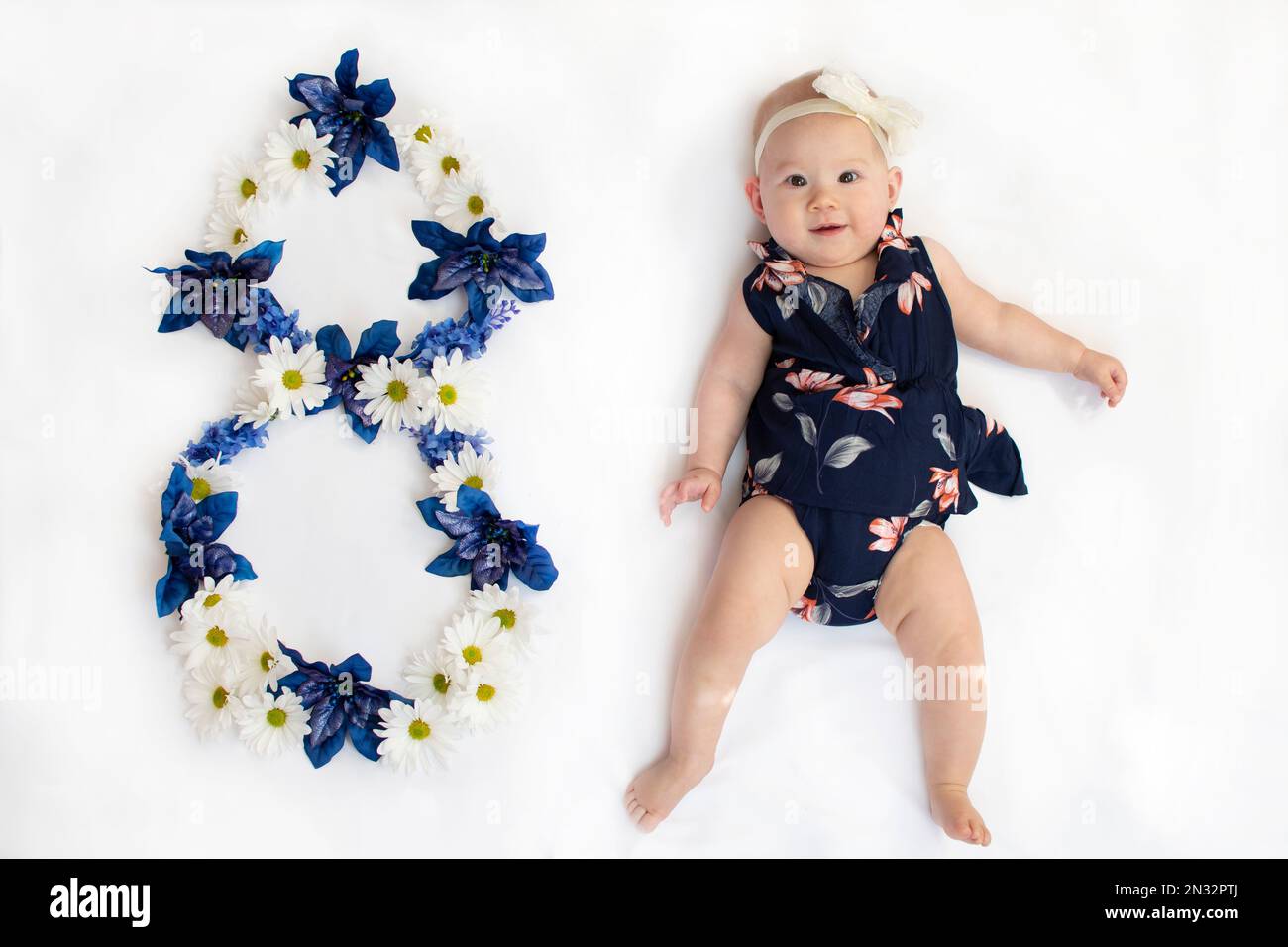 Porträt eines Mädchens. Acht Monate altes Mädchen. 8 Monate. Geburtstag. Baby-Meilensteine Stockfoto